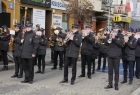 Orkiestra Dęta Roczyny gra maszerując po ulicy.