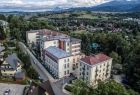 Widok z lotu na Szpital w Zakopanem. W tle widoczna zieleń i Tatry.