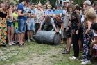 Konkurs toczenia beczek, na zdjęciu zgromadzona publiczność oraz zawodnik przed startem