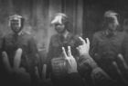 zdjęcie z czasów stanu wojennego przedstawiające trzech policjantów