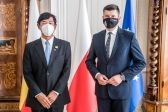 Przejdź do: Spotkanie wicemarszałka Łukasza Smółki z Ambasadorem Japonii w Polsce Akio Miyajimą