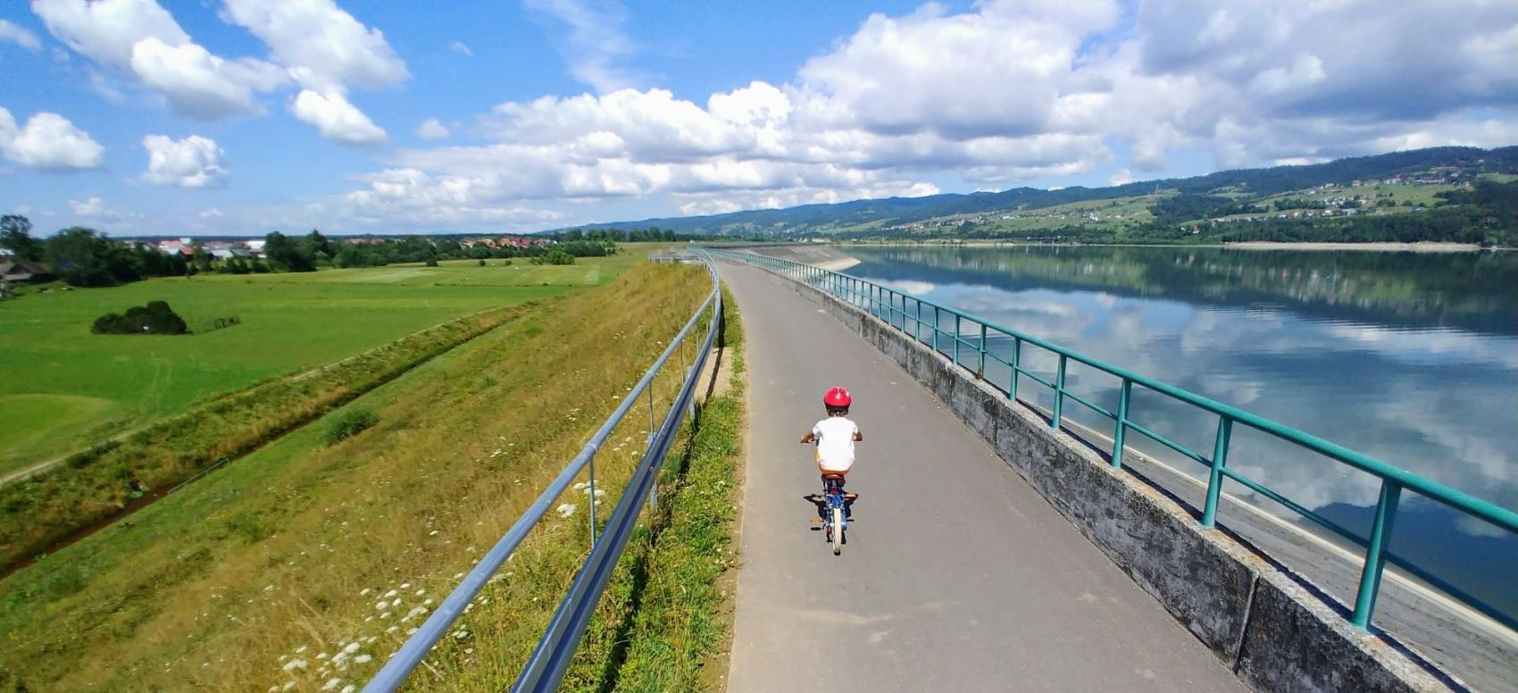 Zdjęcie przedstawia dziecko jadące trasą VeloDunajec