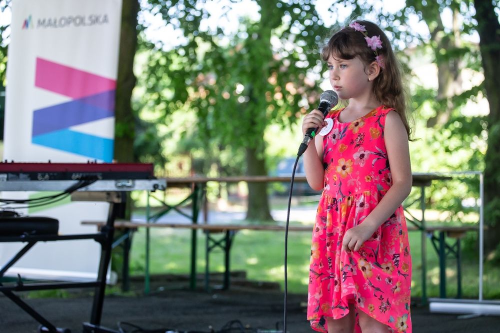 Dziewczynka występująca na scenie w trakcie konkursu piosenki patriotycznej i żołnierskiej 