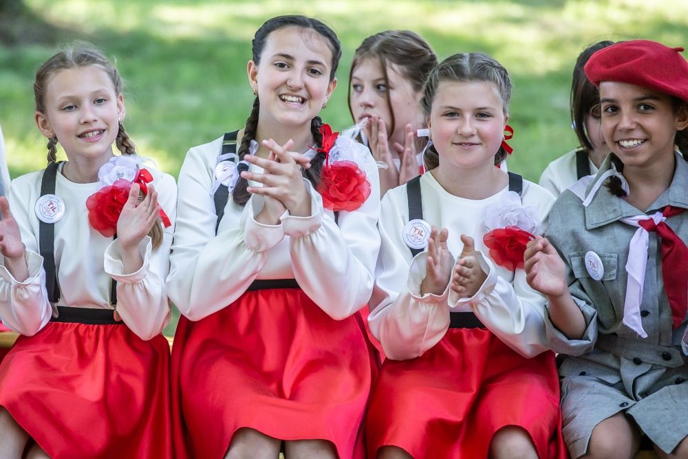 Uczestniczki konkursu piosenki patriotycznej oklaskujące artystyczne występy