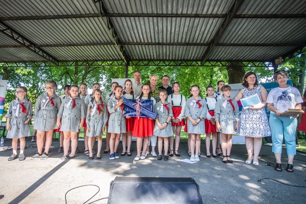 Iwona Gibas z Zarządu Województwa Małopolskiego wraz z burmistrzem gminy Brzeszcze Radosławem Szotem oraz laureatami konkursu piosenki patriotycznej w Brzeszczach