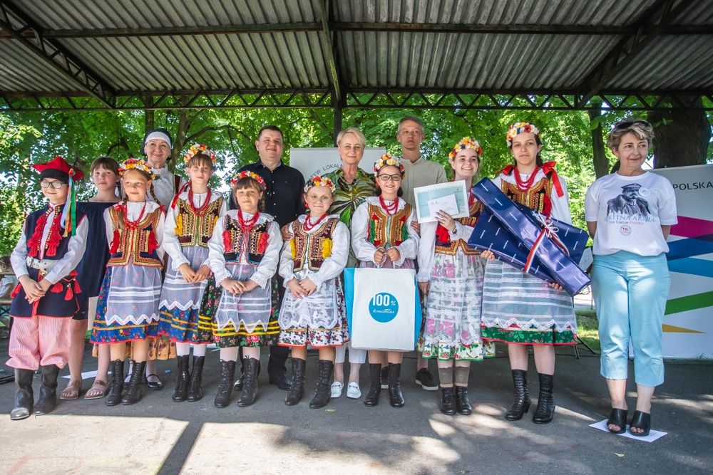 Iwona Gibas z Zarządu Województwa Małopolskiego - zdjęcie pamiątkowe z uczestnikami i laureatami konkursu piosenki patriotycznej w Brzeszczach