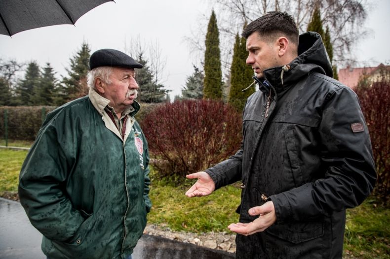 Wicemarszałek Łukasz Smółka rozmawia z mężczyzną.
