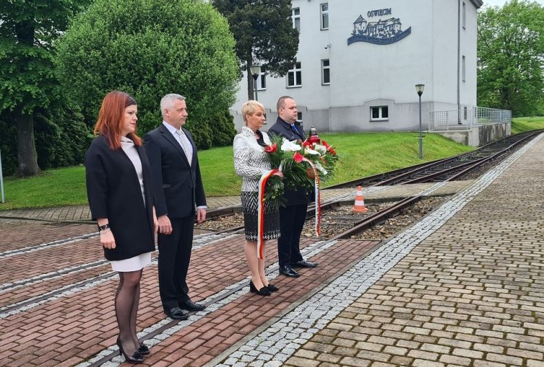 Złożenie kwiatów pod pomnikiem rotmistrza