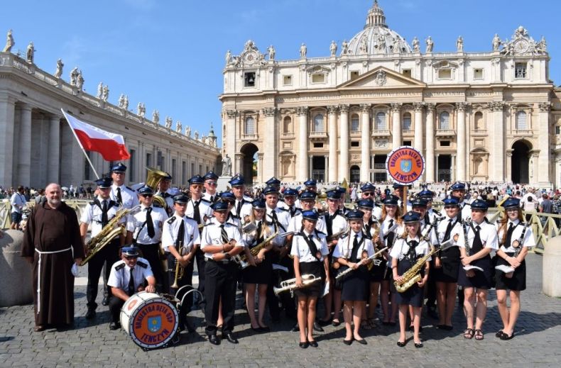 Orkiestra Dęta OSP Tenczyn stoi na Placu Świętego Piotra w Watykanie, z tyłu widoczna bazylika.