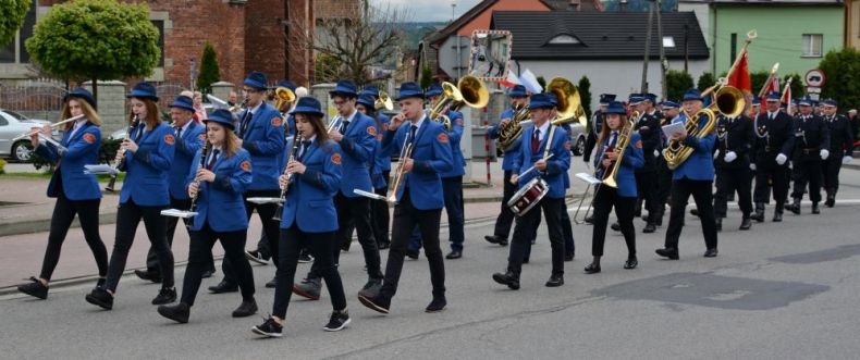 Orkiestra Dęta z Zembrzyc idzie drogą i gra.