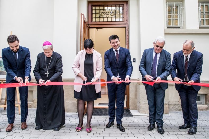 Wicemarszałek Łukasz Smółka przecina wstęgę razem z innymi uczestnikami wydarzenia w szpitalu.