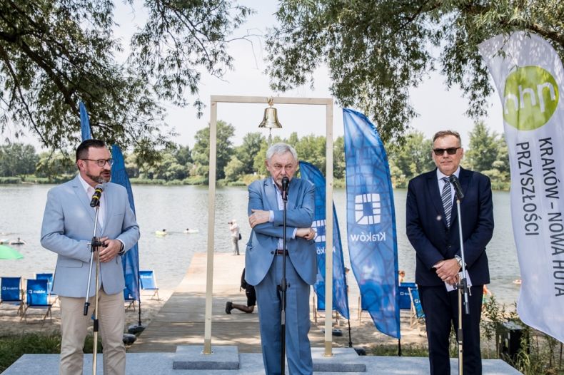 Wicemarszałek Tomasz Urynowicz stoi obok prezydenta Jacka Majchrowskiego podczas otwarcia obiektu w Przylasku Rusieckim. W tle widoczne banery i zieleń.