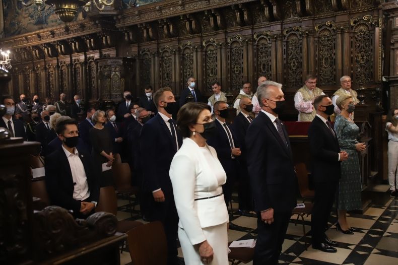 msza święta w katedrze Wawelskiej, zaproszeni goście stoją, w tłumie para prezydencka 