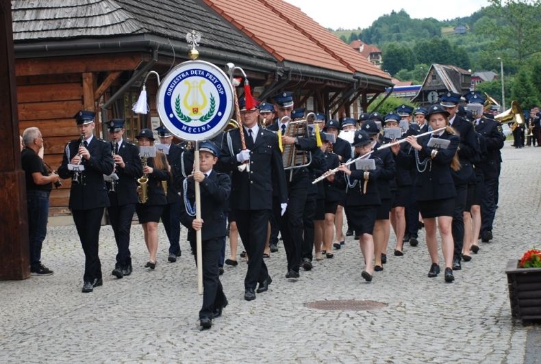 Orkiestra Dęta OSP Męcina gra podczas przemarszu.