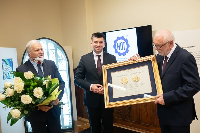 Wicemarszałek Łukasz Smółka wręcza wyróżnienie Polonia Minor dla Katedry Radiologii Collegium Medicum UJ.