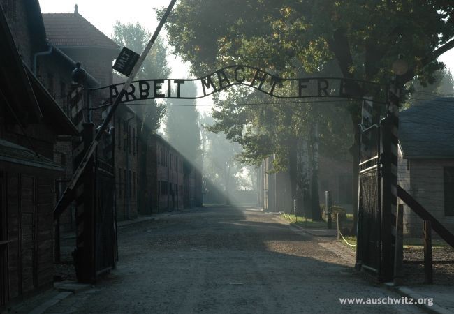 Brama „Arbeit Macht Frei” w Miejscu Pamięci i Muzeum Auschwitz-Birkenau w Oświęcimiu