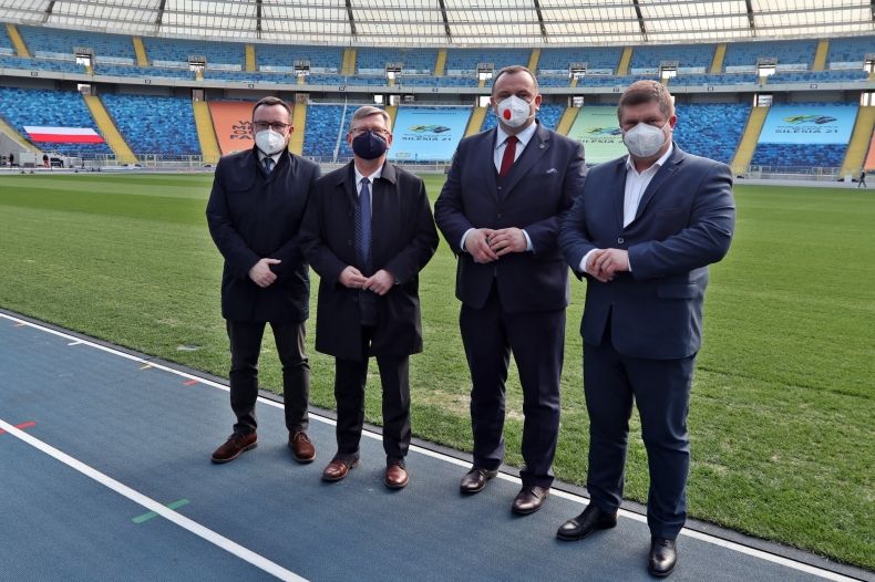 marszałkowie Małopolski i Śląska oraz prezes Stadionu stoją na Stadionie Śląskim w Chorzowie