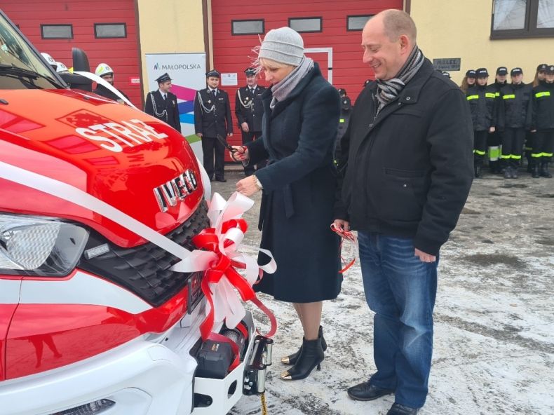 Iwona Gibas przecina wstęgę na samochodzie