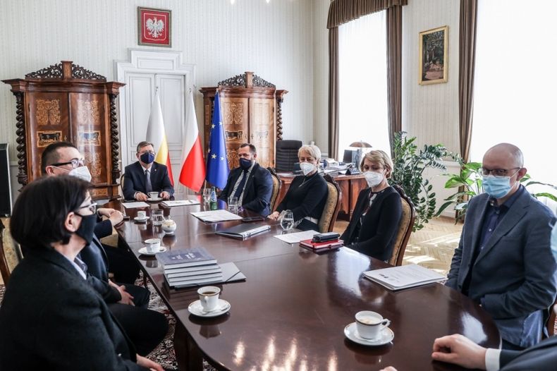 w gabinecie marszałka przy stole siedzą: marszałek Witold Kozłowski, Iwona Gibas z ZWM, radna Marta Mordarska, Piotr Ryba, burmistrz Krynicy-Zdrój, Paweł Maślanka, zastępca burmistrza, dyrektor Monika Gubała, dyrektor Filharmonii i dyrektor CK w Krynicy