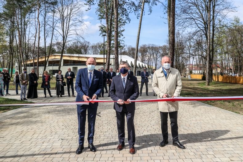 marszałek Witold Kozłowski, obok stoi prezydent Ludomir Handzel i jeszcze jeden mężczyzna, a przed nimi wstęga, którą będą przecinać nożyczkami