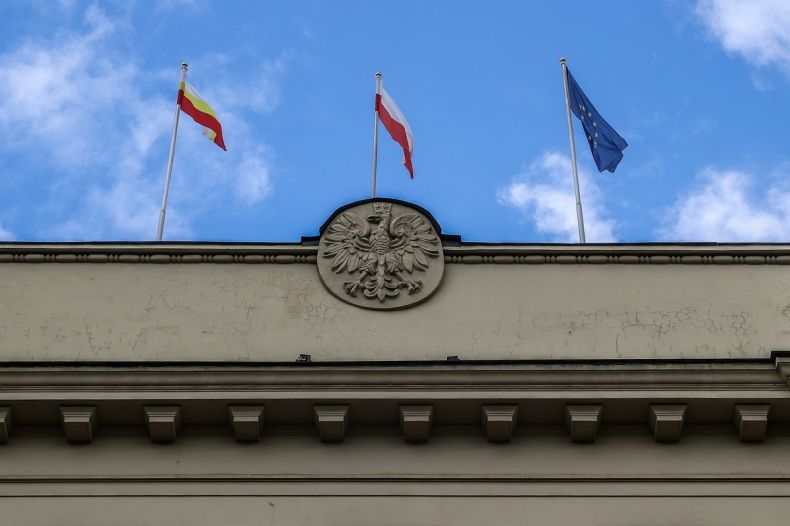 Budynek urzędu marszałkowskiego w Krakowie. Na szczycie budynku flagi: narodowa, wojewódzka i UE. 