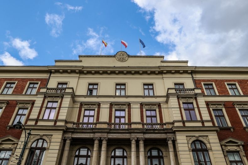 Budynek urzędu marszałkowskiego, w tle błękitne niebo