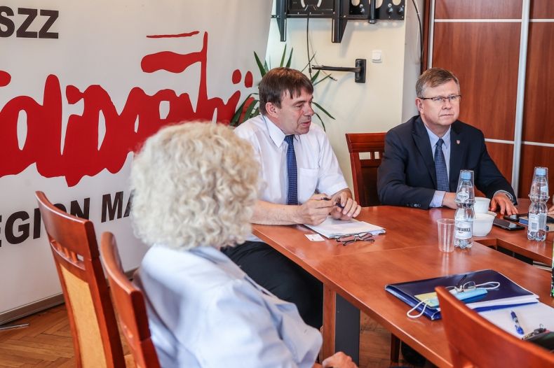 Marszałek Witold Kozłowski podczas spotkania z małopolską "Solidarnością". Obok p.o. przewodniczącego Adam Lach