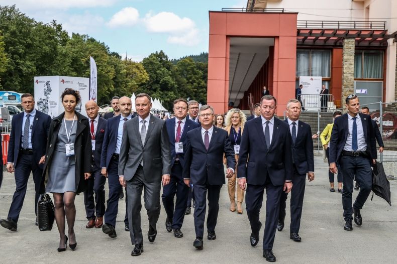 prezydent Andrzej Duda, marszałek Witold Kozłowski i oficjalna delegacja w Krynicy-Zdroju