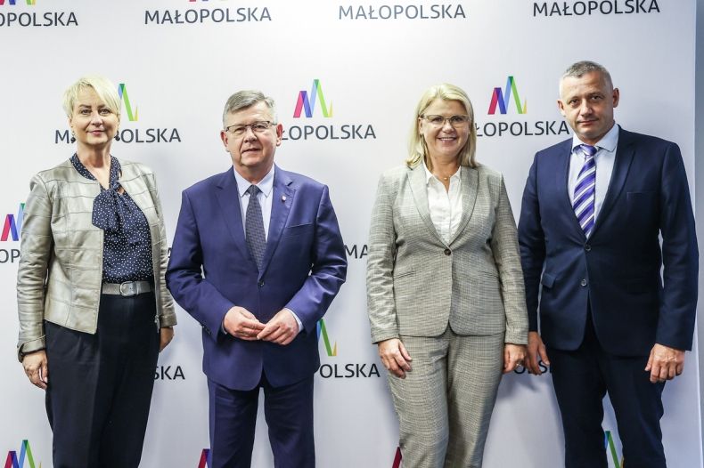 Iwona Gibas, Witold Kozłowski i przedstawiciele uczelni