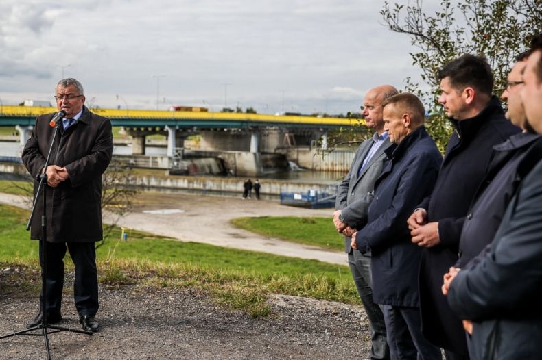 Minister Andrzej Adamczyk i zaproszeni goście