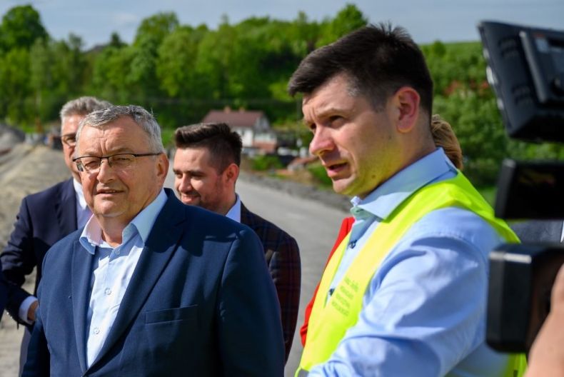 Wicemarszałek Łukasz Smółka z ministrem Andrzejem Adamczykiem na budowie obwodnicy Tuchowa.