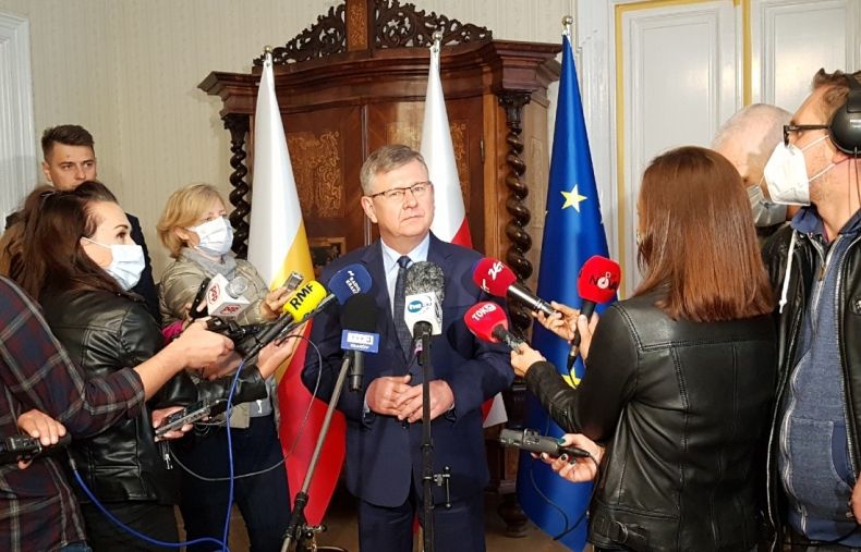 Marszałek Witold Kozłowski rozmawia z dziennikarzami podczas konferencji prasowej