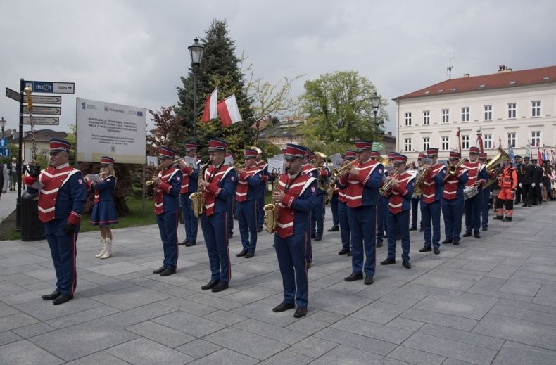 Orkiestra Dęta z Kleczy koncertuje ubrana w paradne stroje.