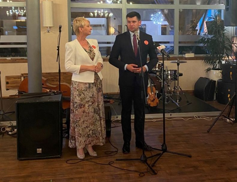 Wicemarszałek Łukasz Smółka i Iwona Gibas z zarządu województwa stoją przy mikrofonach.