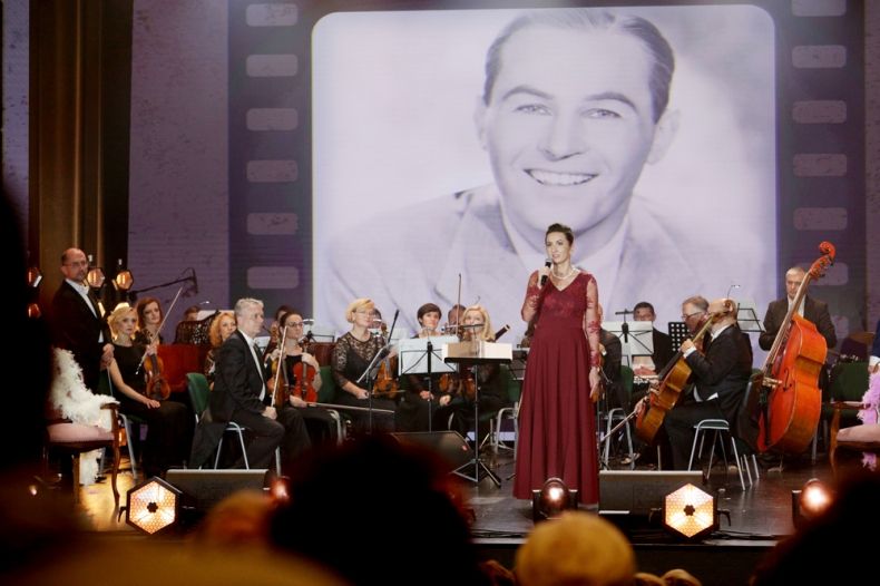 Marta Malec-Lech zarządu województwa stoi na scenie podczas otwarcia koncertu.
