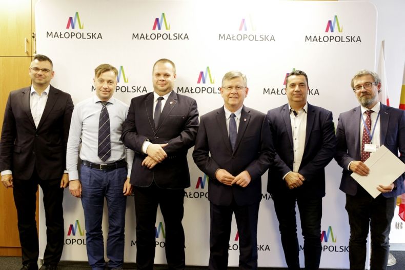 Marszałek Witold Kozłowski po spotkaniu w Oświęcimiu z udziałem radnych Waldemara Łozińskiego, Jakuba Przewoźnika, Jarosława Jurzaka oraz prezesa Kraków Airport Radosława Włoszka. Wspólne pamiątkowe zdjęcie