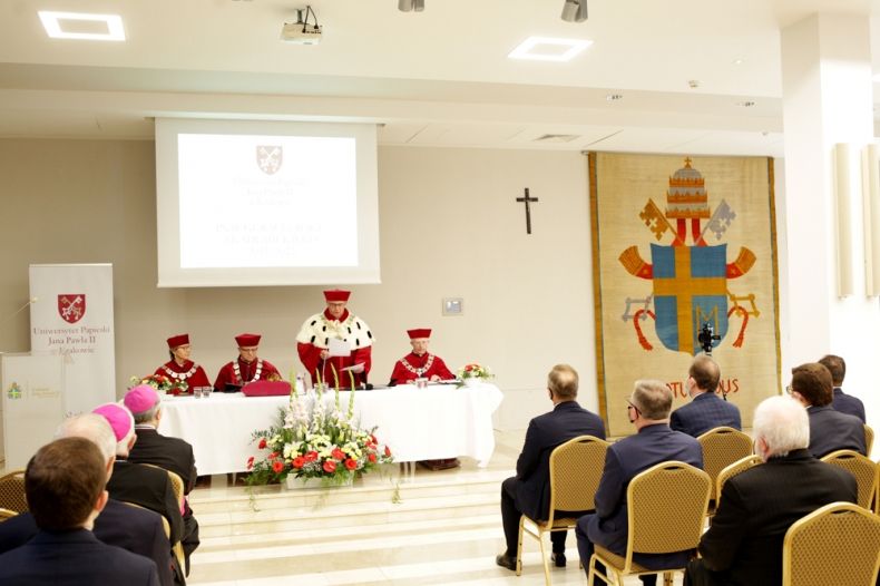 Inauguracja roku akademickiego, na zdjęciu profesorowie i zaproszeni goście