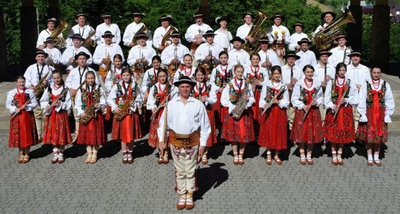 Orkiestra Dęta im. Tadeusza Moryto z Łącka stoi ubrana z stroje góralskie.