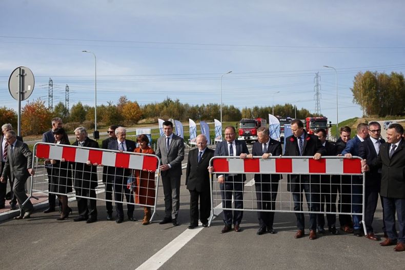 Wicemarszałek Łukasz Smółka wraz z zaproszonymi gośćmi uroczyście otwiera drogę.