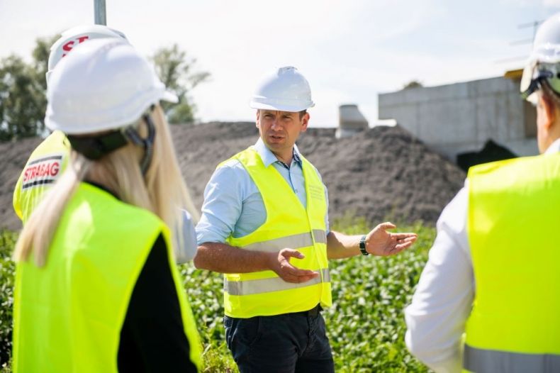 Wicemarszałek Łukasz Smółka rozmawia z pracownikami na budowie.