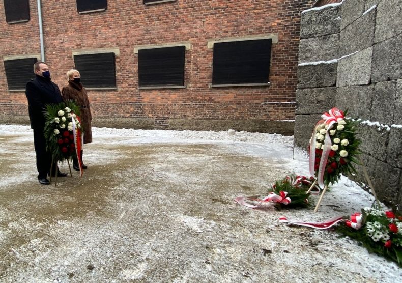 Delegacja Województwa Małopolskiego z wieńcem przed ścianą śmierci w obozie Auschwitz.