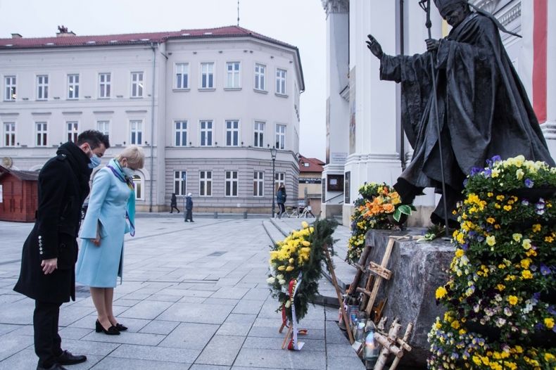 Iwona Gibas z Zarządu Województwa Małopolskiego składa kwiaty pod pomnikiem św. Jana Pawła II w Wadowicach