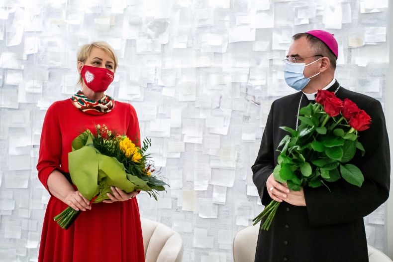Ks. biskup Robert Chrząszcz oraz Iwona Gibas z Zarządu Województwa podczas wernisażu wystawy "Przebaczam"