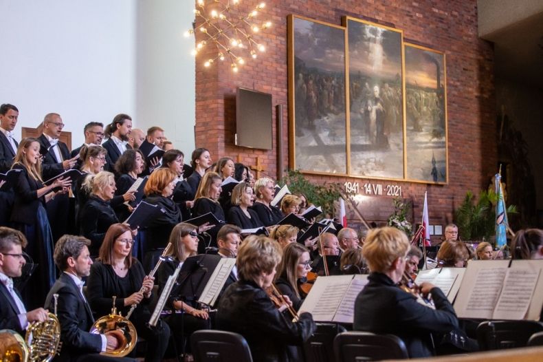 Muzycy z Filharmonii na tle ołtarza.