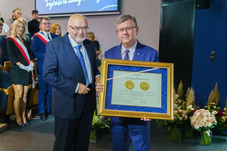 Marszałek województwa małopolskiego Witold Kozłowski, dr. Krzysztof Pawłowski prezydent WSB NLU, wręczenie złotej Polonii Minor