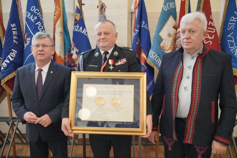  V zjazdu Oddziału Powiatowego Związku Ochotniczych Straży Pożarnych Rzeczpospolitej Polskiej w Nowym Sączu. Marszałek Województwa Małopolskiego Witold Kozłowski, radny województwa Stanisław Pasoń, brygadier Paweł Motyka, Złota Polonia Minor. 