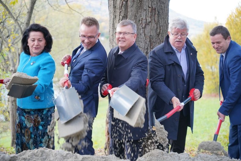 Marszałek, wójt i parlamentarzyści z łopatami w ręce