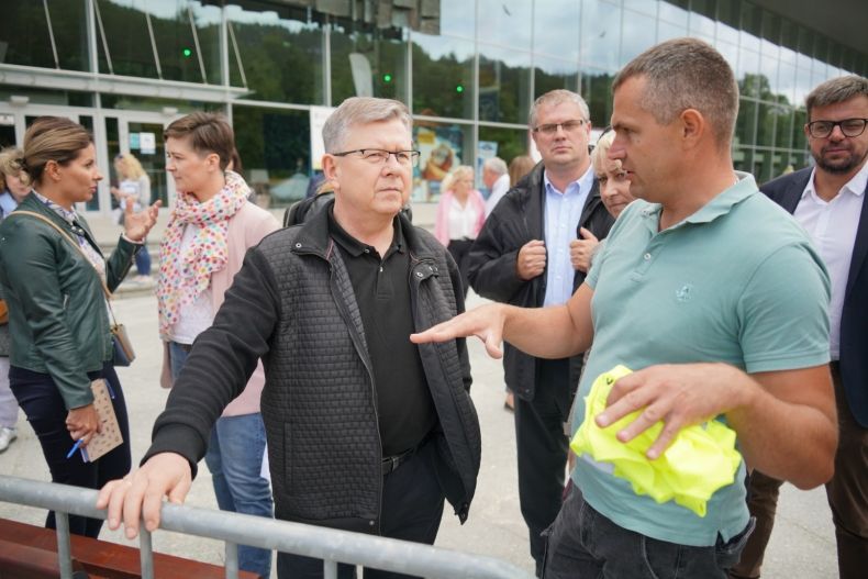 marszałek Witold Kozłowski podczas wizytacji w Krynicy; spotkanie z organizatorami jesiennych wydarzeń