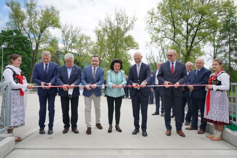 Symboliczne przecięcie wstęgi podczas otwarcia PSZOK