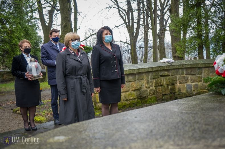 Pod centralnym krzyżem znicz oraz wiązanki kwiatów złożyli: poseł Barbara Bartuś, starosta gorlicki Maria Gubała, burmistrz Gorlic Rafał Kukla oraz radna województwa Jadwiga Wójtowicz